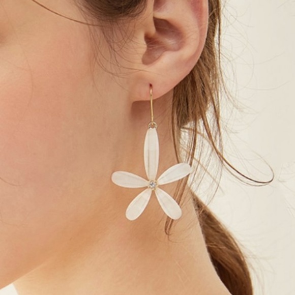 Jewelry - NWOT Gold Flower Dangle Earrings